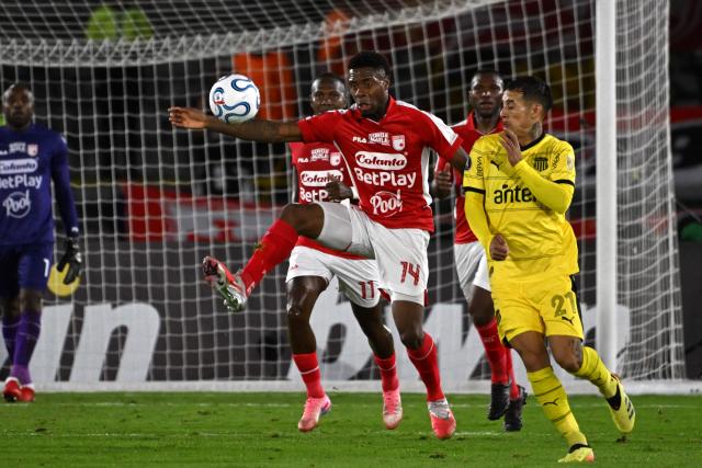 Santa Fe's forward #14 Luis Palacios and Penarol's midfielder #21 Jesus Trindade fight for the ball during the Copa Libertadores group stage football match between Colombia's Independiente Santa Fe and Uruguay's Penarol at the Nemesio Camacho El Campin stadium in Bogota, on April 9, 2026. (Photo by Luis ACOSTA / AFP)