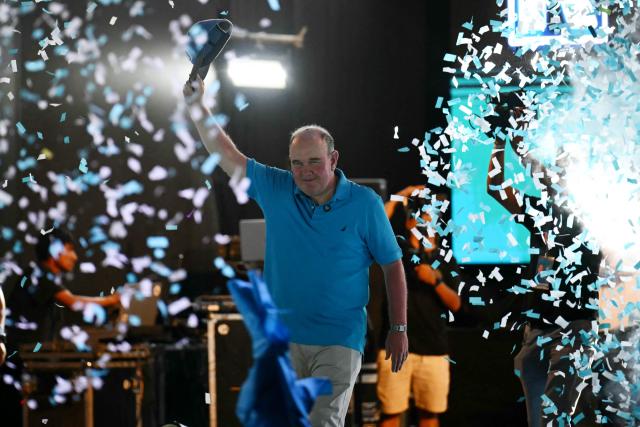 Peru's presidential candidate Rafael Lopez Aliaga, for the Renovacion Popular party, greets supporters during his closing campaign rally in Lima on April 9, 2026. Peru will hold presidential elections on April 12. (Photo by Luis ROBAYO / AFP)