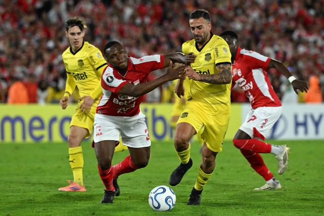 Santa Fe's goalkeeper #33 Carlos Nemocon (L) and Penarol's forward #09 Facundo Batista (R) fight for the ball during the Copa Libertadores group stage football match between Colombia's Independiente Santa Fe and Uruguay's Penarol at the Nemesio Camacho El Campin stadium in Bogota, on April 9, 2026. (Photo by Luis ACOSTA / AFP)