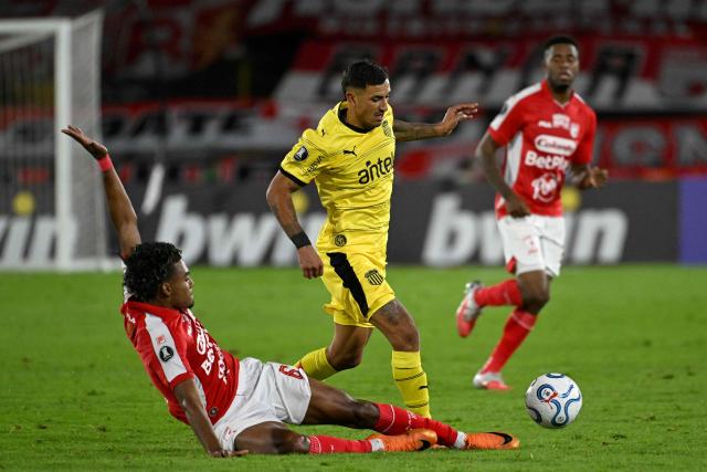 Santa Fe's midfielder #06 Kilian Toscano and Penarol's Argentine forward #23 Gaston Togni fight for the ball during the Copa Libertadores group stage football match between Colombia's Independiente Santa Fe and Uruguay's Penarol at the Nemesio Camacho El Campin stadium in Bogota, on April 9, 2026. (Photo by Luis ACOSTA / AFP)