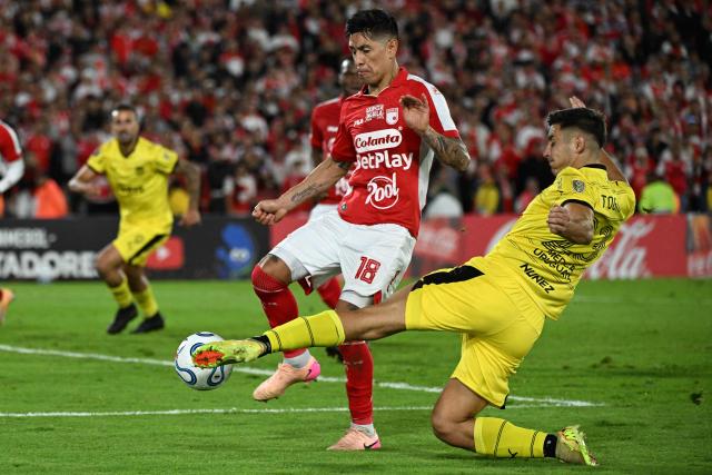 Santa Fe's Argentine defender #18 Emanuel Olivera and Penarol's Argentine forward #23 Gaston Togni fight for the ball during the Copa Libertadores group stage football match between Colombia's Independiente Santa Fe and Uruguay's Penarol at the Nemesio Camacho El Campin stadium in Bogota, on April 9, 2026. (Photo by Luis ACOSTA / AFP)