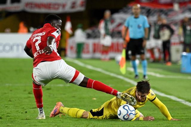 Santa Fe's midfielder #07 Jhojan Torres and Penarol's midfielder #32 Leandro Umpierrez fight for the ball during the Copa Libertadores group stage football match between Colombia's Independiente Santa Fe and Uruguay's Penarol at the Nemesio Camacho El Campin stadium in Bogota, on April 9, 2026. (Photo by Luis ACOSTA / AFP)