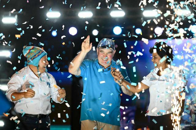 Peru's presidential candidate Rafael Lopez Aliaga (C), for the Renovacion Popular party, gestures next to his first vice-presidential running mate Norma Yarrow (R) and second vice-presidential running mate Jhon Ramos Malpica (L) during their closing campaign rally in Lima on April 9, 2026. Peru will hold presidential elections on April 12. (Photo by Luis ROBAYO / AFP)