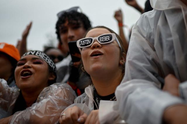(FILES) A Justin Bieber fan reacts to the concert of the Brazilian rock band Jota Quest on the Main stage of the Rock in Rio music festival at the Olympic Park in Rio de Janeiro, Brazil, on September 4, 2022. Thousands of fans have gathered in the California desert for the hotly anticipated Coachella Festival, which kicks off on April 10, 2026 with pop princess Sabrina Carpenter in the headliner spotlight. The star-studded line-up -- which also includes headliners Justin Bieber and Colombia's Karol G -- will grace the stage in Indio on two consecutive weekends, kicking off the US music festival circuit for 2026. (Photo by MAURO PIMENTEL / AFP)