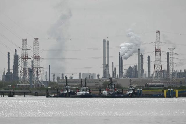 This photo shows the free of traffic entrance of Europe's second-largest port of Antwerp, northern Belgium, where shipping is largely halted following an oil spill at one of its docks, on April 10, 2026. A port statement said the spill occurred during a "bunkering operation", the process of filling a ship with fuel, in the Deurganck Dock and was "causing significant disruption" to shipping. Deurganck is one of the port's most important container docks, used by some of the largest ships in the world to load and unload goods. (Photo by NICOLAS TUCAT / AFP)