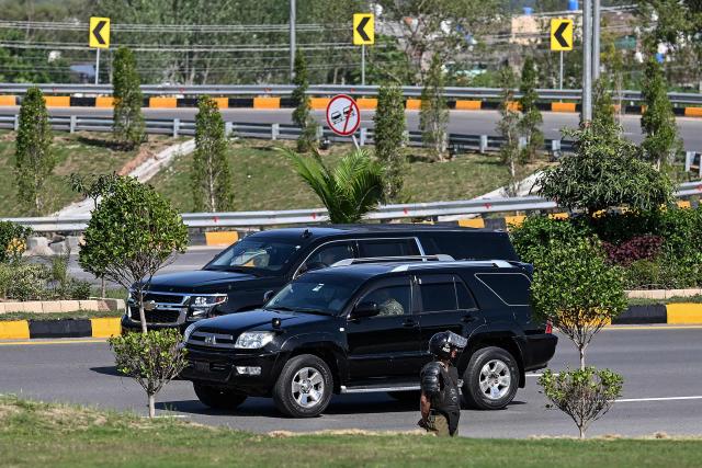 A Pakistani security vehicle (front) escorts a motorcade vehicle carrying a US security officials as it makes its way toward the venue of the US–Iran talks in Islamabad on April 10, 2026. A cloud of uncertainty hung on April 10 over the scheduled start of talks in Pakistan between the United States and Iran, with no announcement yet on the arrival of negotiators and both sides accusing the other of failing to properly implement a fragile ceasefire. (Photo by Aamir QURESHI / AFP)