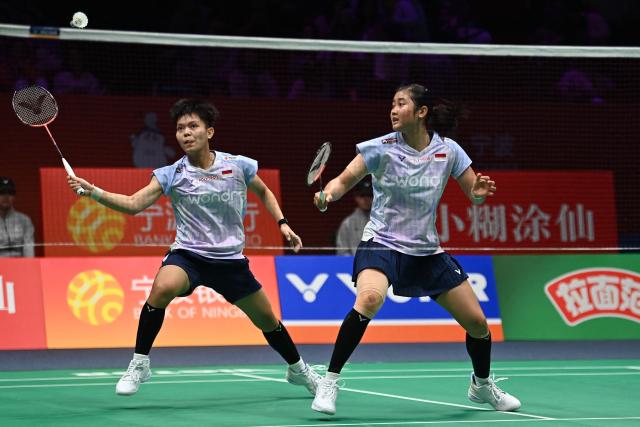 Amallia Cahaya Pratiwi (R) and Siti Fadia Silva Ramadhanti (L) of Indonesia
hit a return to Rin Iwanaga and Kie Nakanishi of Japan during their women's doubles quarter final match at the Badminton Asia Championship in Ningbo, eastern China's Zhejiang province on April 10, 2026. (Photo by CN-STR / AFP) / China OUT