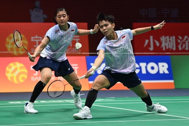 Amallia Cahaya Pratiwi (L) and Siti Fadia Silva Ramadhanti (R) of Indonesia
hit a return to Rin Iwanaga and Kie Nakanishi of Japan during their women's doubles quarter final match at the Badminton Asia Championship in Ningbo, eastern China's Zhejiang province on April 10, 2026. (Photo by CN-STR / AFP) / China OUT