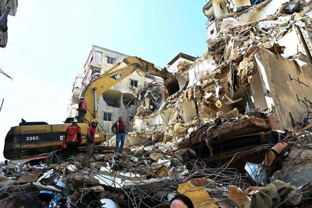 This photograph taken on April 10, 2026, during a media tour organized by Hezbollah’s media office shows a digger clearing the rubble of a building in Beirut's Hay al-Selloum neighbourhood, that was targetted in an Israeli strike earlier this week. The Israeli military said on April 10 that it had "dismantled" more than 4,300 Hezbollah sites in Lebanon since fighting with the militant group began last month. (Photo by FADEL itani / AFP) / 