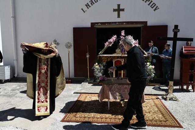 Inmates attend a church service following the Epitafios procession at the Church of Agios Eleftherios inside the Grevena prison, on April 10, 2026. Millions of worshippers flock to churches all week long to celebrate Easter, the foremost celebration in Orthodox faith. (Photo by Sakis Mitrolidis / AFP)