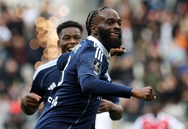 TOPSHOT - Paris FC's French midfielder #93 Jonathan Ikone celebrates after scoring his second goal during the French L1 football match between Paris FC and AS Monaco at the Stade Jean-Bouin in Paris on April 10, 2026. (Photo by FRANCK FIFE / AFP)
