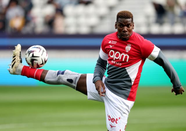 TOPSHOT - Monaco's French midfielder #08 Paul Pogba warms up ahead of the French L1 football match between Paris FC and AS Monaco at the Stade Jean-Bouin in Paris on April 10, 2026. (Photo by FRANCK FIFE / AFP)