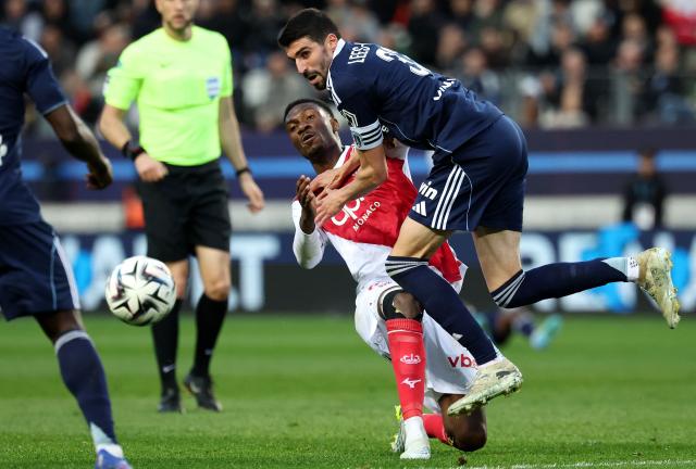 Monaco's French midfielder #23 Aladji Bamba fights for the ball with Paris FC's French milfielder #33 Pierre Less Melou (R) during the French L1 football match between Paris FC and AS Monaco at the Stade Jean-Bouin in Paris on April 10, 2026. (Photo by FRANCK FIFE / AFP)