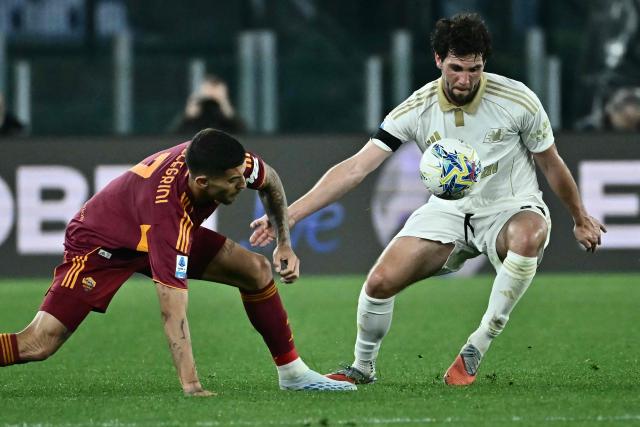Roma's Italian midfielder #07 Lorenzo Pellegrini fights for the ball with Pisa's Italian defender #33 Arturo Calabresi during the Italian Serie A football match between AS Roma and Pisa at the Olympic Stadium in Rome on April 10, 2026. (Photo by Filippo MONTEFORTE / AFP)