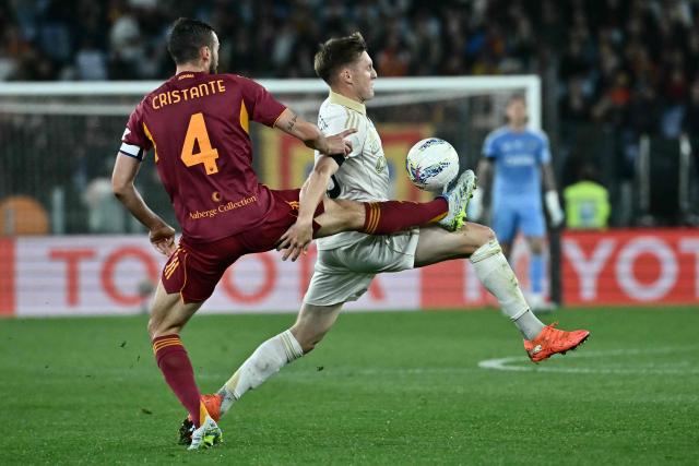 Roma's Italian midfielder #04 Bryan Cristante fights for the ball with Pisa's Swiss midfielder #20 Michel Aebischer during the Italian Serie A football match between AS Roma and Pisa at the Olympic Stadium in Rome on April 10, 2026. (Photo by Filippo MONTEFORTE / AFP)
