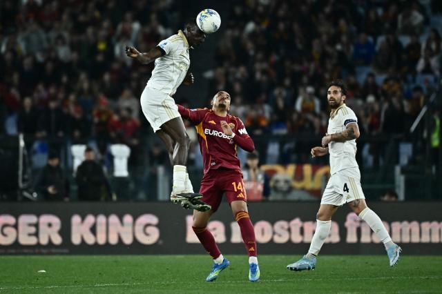 Pisa's German midfielder #15 Idrissa Toure fights for the ball with Roma's Dutch forward #14 Donyell Malen during the Italian Serie A football match between AS Roma and Pisa at the Olympic Stadium in Rome on April 10, 2026. (Photo by Filippo MONTEFORTE / AFP)