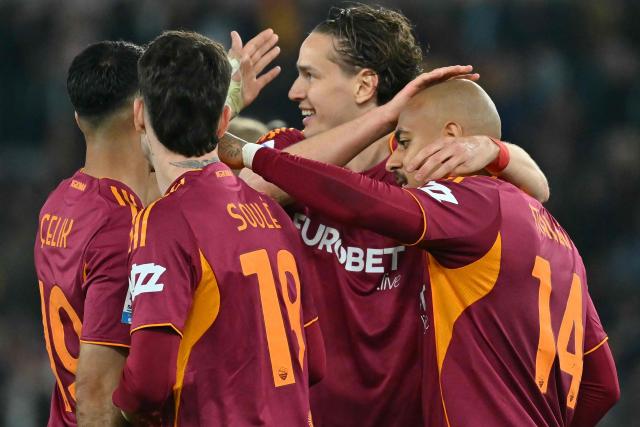 Roma's Dutch forward #14 Donyell Malen celebrates scoring his team's third goal with teammates during the Italian Serie A football match between AS Roma and Pisa at the Olympic Stadium in Rome on April 10, 2026. (Photo by Filippo MONTEFORTE / AFP)