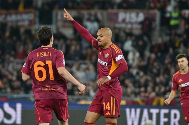 Roma's Dutch forward #14 Donyell Malen celebrates scoring his team's third goal with Roma's Italian midfielder #61 Niccolo Pisilli during the Italian Serie A football match between AS Roma and Pisa at the Olympic Stadium in Rome on April 10, 2026. (Photo by Filippo MONTEFORTE / AFP)