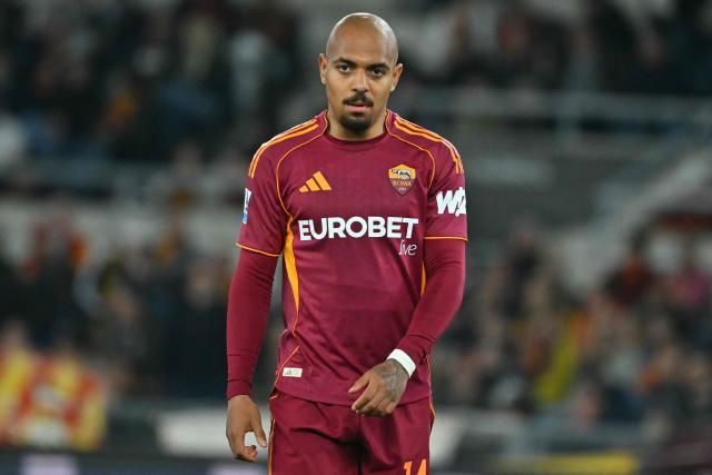 Roma's Dutch forward #14 Donyell Malen celebrates scoring his team's third goal during the Italian Serie A football match between AS Roma and Pisa at the Olympic Stadium in Rome on April 10, 2026. (Photo by Filippo MONTEFORTE / AFP)