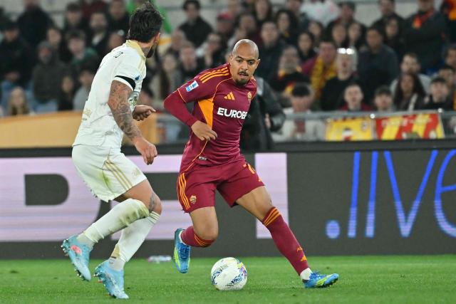 Roma's Dutch forward #14 Donyell Malen fights for the ball with Pisa's Italian defender #04 Antonio Caracciolo during the Italian Serie A football match between AS Roma and Pisa at the Olympic Stadium in Rome on April 10, 2026. (Photo by Filippo MONTEFORTE / AFP)