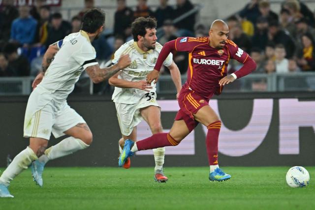 Roma's Dutch forward #14 Donyell Malen runs for the ball during the Italian Serie A football match between AS Roma and Pisa at the Olympic Stadium in Rome on April 10, 2026. (Photo by Filippo MONTEFORTE / AFP)