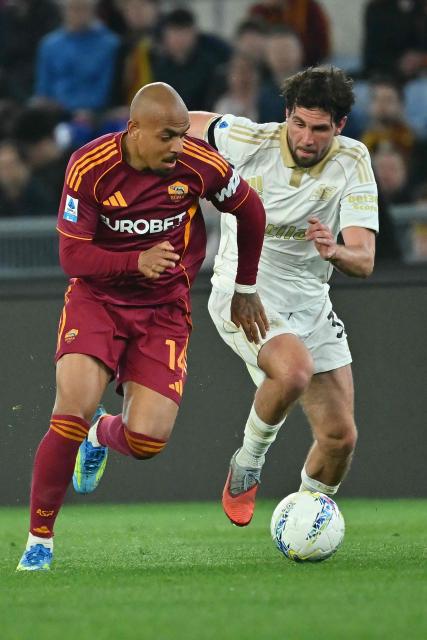 Roma's Dutch forward #14 Donyell Malen fights for the ball with Pisa's Italian defender #33 Arturo Calabresi during the Italian Serie A football match between AS Roma and Pisa at the Olympic Stadium in Rome on April 10, 2026. (Photo by Filippo MONTEFORTE / AFP)