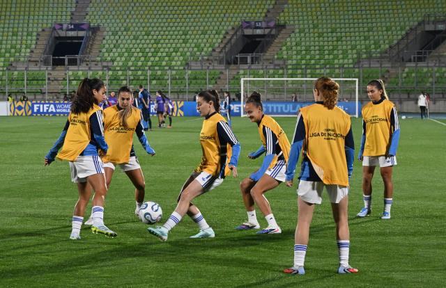 Argentina players warm up before the CONMEBOL Nations League Women football match between Chile and Argentina at the Elias Figueroa stadium in Valparaiso, Chile, on April 10, 2026. (Photo by RODRIGO ARANGUA / AFP)
