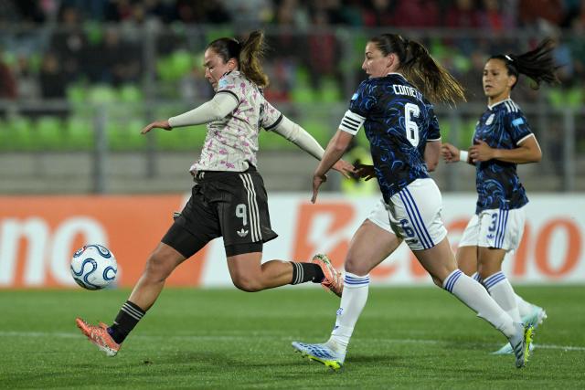 Chile's forward #09 Sonya Keefe and Argentina's defender #06 Aldana Cometti fight for the ball during the CONMEBOL Nations League Women football match between Chile and Argentina at the Elias Figueroa stadium in Valparaiso, Chile on April 10, 2026. (Photo by Rodrigo ARANGUA / AFP)