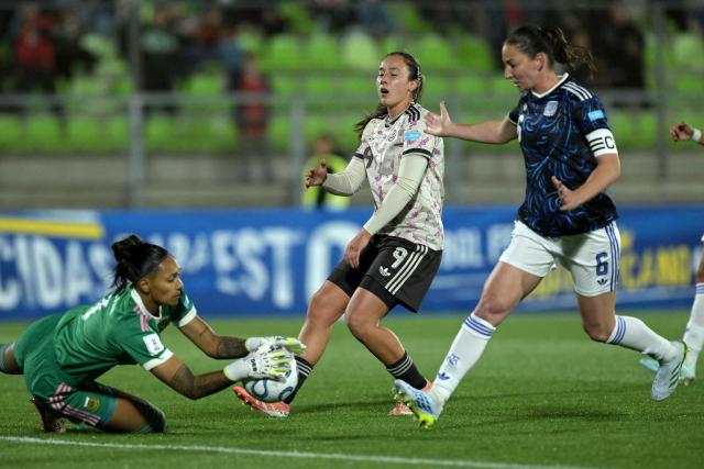 Argentina's goalkeeper #01 Solana Pereyra catches the ballin front of teammate defender #06 Aldana Cometti and Chile's forward #09 Sonya Keefe during the CONMEBOL Nations League Women football match between Chile and Argentina at the Elias Figueroa stadium in Valparaiso, Chile on April 10, 2026. (Photo by Rodrigo ARANGUA / AFP)