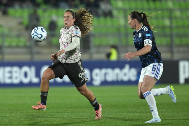Chile's forward #09 Sonya Keefe and Argentina's defender #06 Aldana Cometti fight for the ball during the CONMEBOL Nations League Women football match between Chile and Argentina at the Elias Figueroa stadium in Valparaiso, Chile on April 10, 2026. (Photo by Rodrigo ARANGUA / AFP)