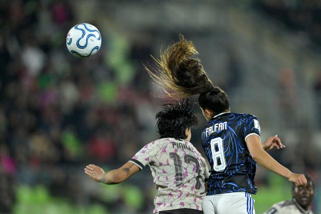Chile's defender #17 Fernanda Pinilla and Argentina's midfielder #08 Daiana Falfan fight for the ball during the CONMEBOL Nations League Women football match between Chile and Argentina at the Elias Figueroa stadium in Valparaiso, Chile on April 10, 2026. (Photo by Rodrigo ARANGUA / AFP)