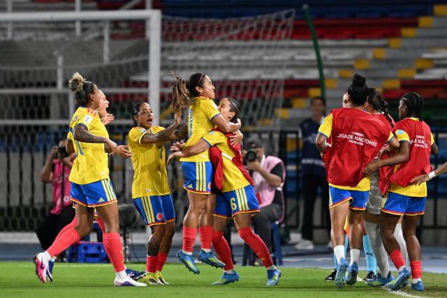 Colombia's midfielder #10 Leicy Santos (C) celebrates with teammates after scoring the equalising goal from the penalty spot during the CONMEBOL Nations League Women football match between Colombia and Venezuela at the Olímpico Pascual Guerrero stadium in Cali, Valle del Cauca, Colombia, on April 10, 2026. (Photo by JOAQUIN SARMIENTO / AFP)