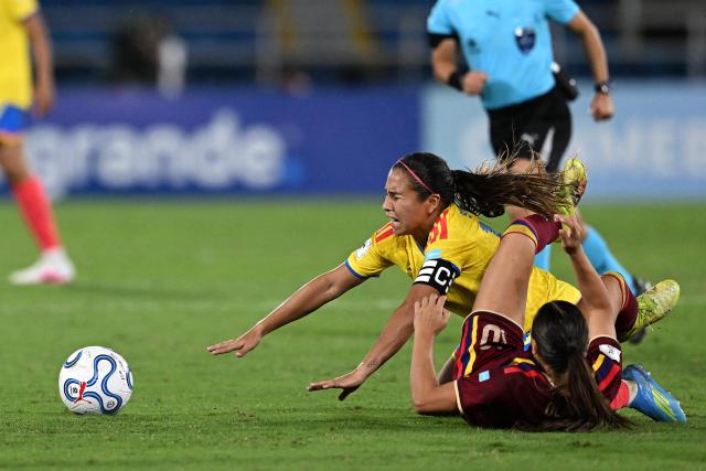 Colombia's midfielder #10 Leicy Santos (L) and Venezuela's forward #10 Barbara Olivieri (R) clash during the CONMEBOL Nations League Women football match between Colombia and Venezuela at the Olímpico Pascual Guerrero stadium in Cali, Valle del Cauca, Colombia, on April 10, 2026. (Photo by JOAQUIN SARMIENTO / AFP)
