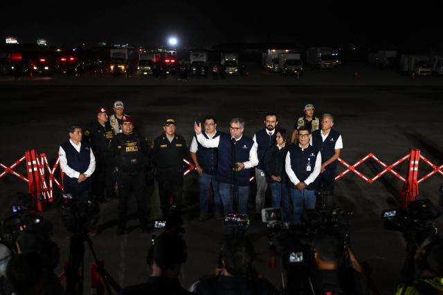 Peru's National Office of Electoral Processes (ONPE) chief Piero Corvetto (C) gives a press conference while loading voting materials onto trucks at ONPE facilities in Lima on April 10, 2026. (Photo by Luis ROBAYO / AFP)