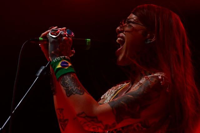 English songwriter Greentea Peng performs on stage during the Queremos music festival at the Circo Voador in Rio de Janeiro, Brazil on April 10, 2026. (Photo by Pablo PORCIUNCULA / AFP)