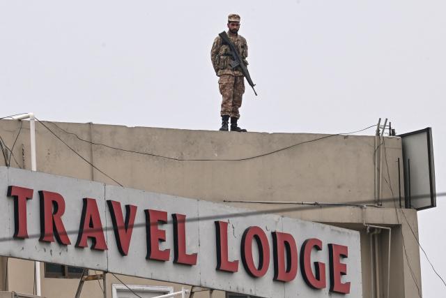 A Pakistani army soldier keeps watch from a rooftop during the arrival of the US Vice President JD Vance ahead of US-Iran peace talks in Islamabad on April 11, 2026. US Vice President JD Vance arrived in Islamabad on April 11 for talks with Iran that the Pakistani premier hosting the warring sides called a "make or break" effort to permanently halt weeks of fighting in the Middle East. (Photo by Farooq NAEEM / AFP)