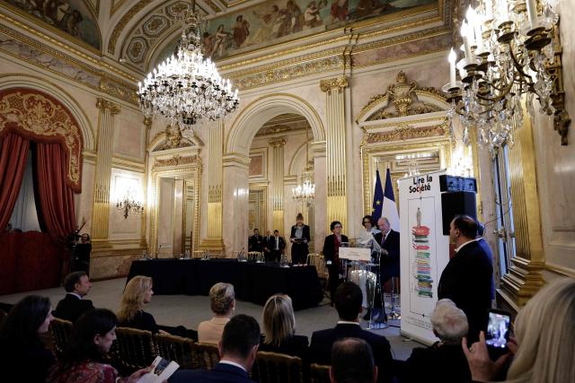Spain's former King Juan Carlos I (R) delivers a speech flanked by French historian Annette Wieviorka (3rd R) and French writer Laurence Debray (2nd R) during the 35th "Journee du Livre Politique", an annual event dedicated to political books, at the National Assembly of France in Paris on April 11, 2026. (Photo by STEPHANE DE SAKUTIN / AFP)