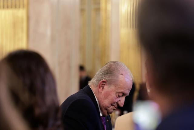 Spain's former King Juan Carlos I attends  the 35th "Journee du Livre Politique", an annual event dedicated to political books, at the National Assembly of France in Paris on April 11, 2026. (Photo by STEPHANE DE SAKUTIN / AFP)