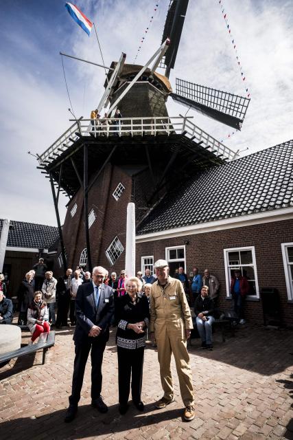Princess Beatrix of the Netherlands (C) poses during the opening of the renovated grain and oil windmill De Wachter, which celebrates its 175th anniversary, in Zuidlaren, on April 11, 2026. Princess Beatrix is the patron of De Hollandsche Molen, the association dedicated to the preservation of windmills in the Netherlands. (Photo by Siese VEENSTRA / ANP / AFP) / Netherlands OUT