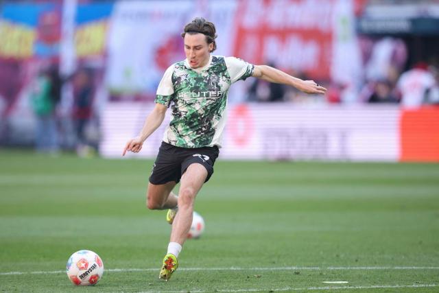 Moenchengladbach's German midfielder #27 Rocco Reitz warms up on the ball during the German first division Bundesliga football match between RB Leipzig and Borussia Moenchengladbach in Leipzig, eastern Germany, on April 11, 2026. (Photo by Ronny HARTMANN / AFP) / DFL REGULATIONS PROHIBIT ANY USE OF PHOTOGRAPHS AS IMAGE SEQUENCES AND/OR QUASI-VIDEO