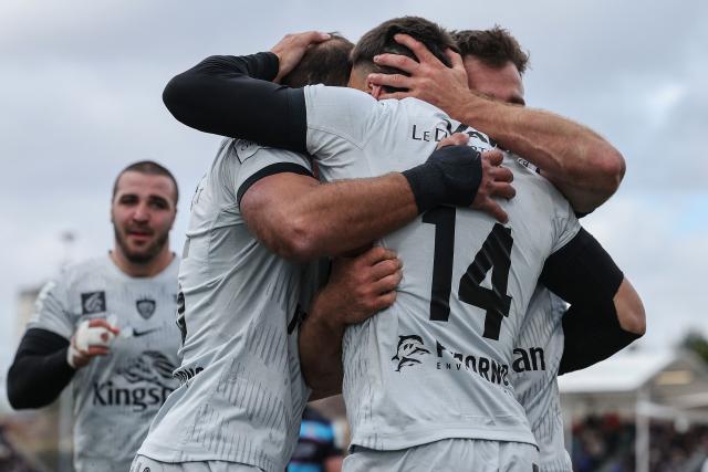 Toulon's French wing Gael Drean (front R) celebrates with teammates after scoring a try during the European Champions Cup rugby union quarter-final match between Glasgow Warriors and Toulon at Scotstoun Stadium in Glasgow, Scotland on April 11, 2026. (Photo by Robert Perry / AFP)