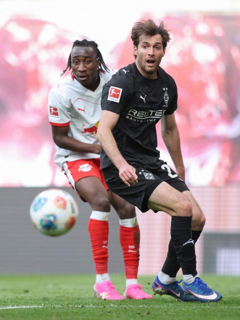 Moenchengladbach's US defender #29 Joe Scally (R9 and Leipzig's Ivorian forward #49 Yan Diomande vie for the ball during the German first division Bundesliga football match between RB Leipzig and Borussia Moenchengladbach in Leipzig, eastern Germany, on April 11, 2026. (Photo by Ronny HARTMANN / AFP) / DFL REGULATIONS PROHIBIT ANY USE OF PHOTOGRAPHS AS IMAGE SEQUENCES AND/OR QUASI-VIDEO