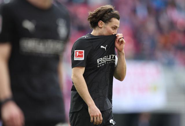 Moenchengladbach's German midfielder #27 Rocco Reitz reacts during the German first division Bundesliga football match between RB Leipzig and Borussia Moenchengladbach in Leipzig, eastern Germany, on April 11, 2026. (Photo by Ronny HARTMANN / AFP) / DFL REGULATIONS PROHIBIT ANY USE OF PHOTOGRAPHS AS IMAGE SEQUENCES AND/OR QUASI-VIDEO