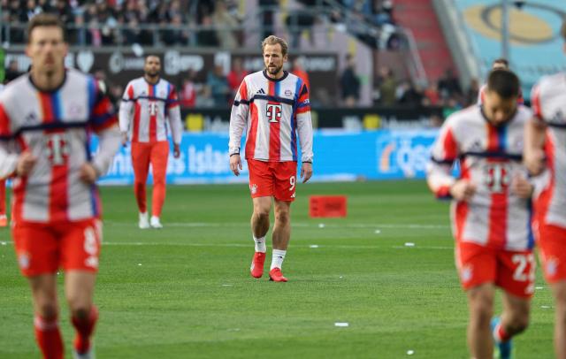 Bayern Munich's English forward #09 Harry Kane (C) ans his teammates come off after the warm up prior to the German first division Bundesliga football match between FC St Pauli and FC Bayern Munich in Hamburg, northern Germany, on April 11, 2026. (Photo by Ibo OT / AFP) / DFL REGULATIONS PROHIBIT ANY USE OF PHOTOGRAPHS AS IMAGE SEQUENCES AND/OR QUASI-VIDEO