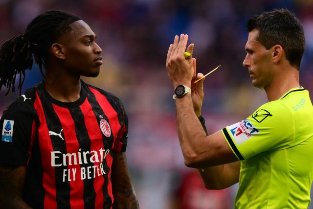 Referee Matteo Marchetti applauds to AC Milan Portuguese forward #10 Rafael Leão after giving him a yellow card for protest during the Italian Serie A football match between AC Milan and Udinese at the San Siro stadium in Milan, northern Italy, on April 11, 2026. (Photo by MARCO BERTORELLO / AFP)
