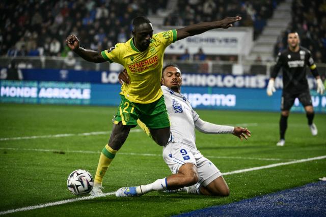 Nantes’ Columbian defender #27 Deiver Machado (L) fights for the ball with Auxerre’s French forward #09 Sekou Mara (R) during the French L1 football match between AJ Auxerre and FC Nantes at the Stade de l'Abbe-Deschamps in Auxerre, central France, on April 11, 2026. (Photo by ARNAUD FINISTRE / AFP)