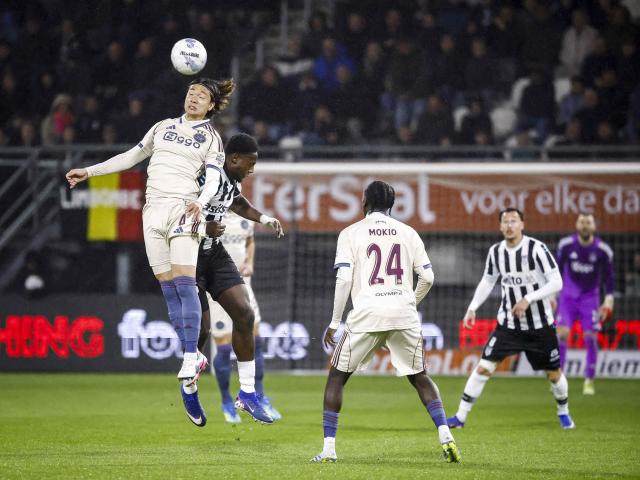 (LtoR) Ajax's Tsuyoshi Watanabe and Heracles Almelo's Lequincio Zeefuik fight for the ball during the Dutch Eredivisie football match between Heracles Almelo and Ajax at the Erve Asito stadium in Almelo on April 11, 2026. (Photo by Vincent Jannink / ANP / AFP) / Netherlands OUT