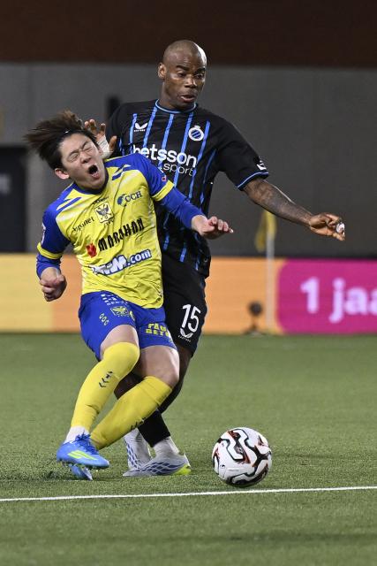 STVV's Japanese midfielder #06 Rihito Yamamoto (L) and Club Brugge's Nigerian midfielder #15 Raphael Onyedika (R) fight for the ball during the Belgian "Pro League" champions' play-off (day 2 out of 10) football match between Sint-Truiden VV and Club Brugge at the Stayen Stadium in Sint-Truiden on April 11, 2026. (Photo by Johan Eyckens / Belga / AFP) / Belgium OUT