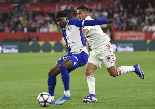Atletico Madrid's English forward #22 Ademola Lookman fights for the ball with Sevilla's Chilean forward #10 Alexis Sanchez during the Spanish league football match between Sevilla FC and Club Atletico de Madrid at the Ramon Sanchez Pizjuan stadium in Seville on April 11 , 2026. (Photo by CRISTINA QUICLER / AFP)