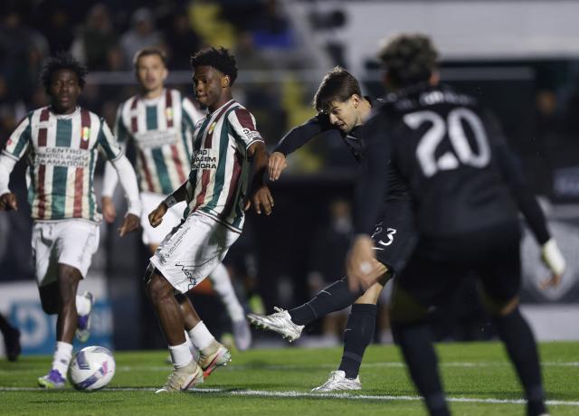 Sporting Lisbon's Portuguese midfielder #23 Daniel Braganca scores his team's first goal during the Portuguese League football match between CF Estrela da Amadora and Sporting CP at Jose Gomes stadium in Amadora on April 11 , 2026. (Photo by FILIPE AMORIM / AFP)